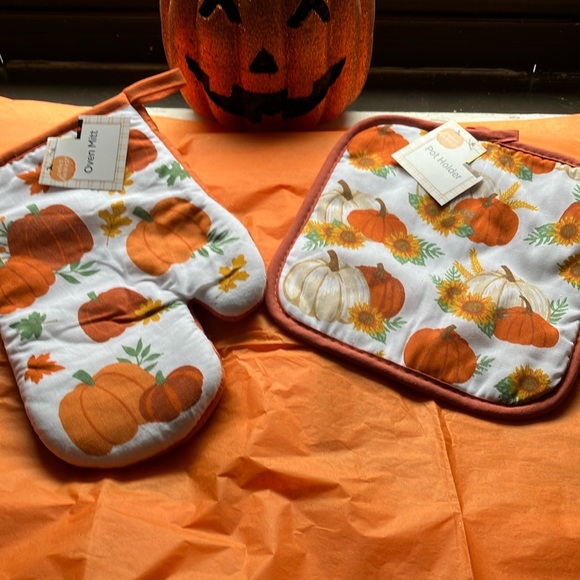 Other - 2 Piece Autumn Oven Mitt & Pot Holder. Rich in Color.